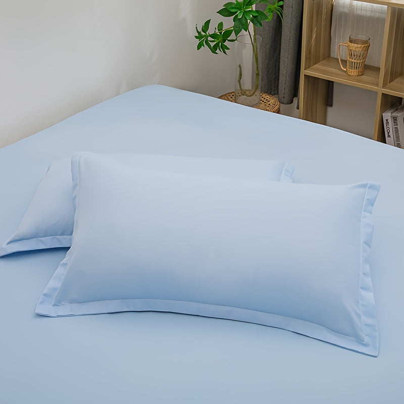 Set of 2 Soft and Breathable Pillowcases in Solid Color - Gentle on the Skin, Easy to Clean in Machine with Envelope Closure for Bedroom or Guest Room, Available in a Variety of Pure Colors