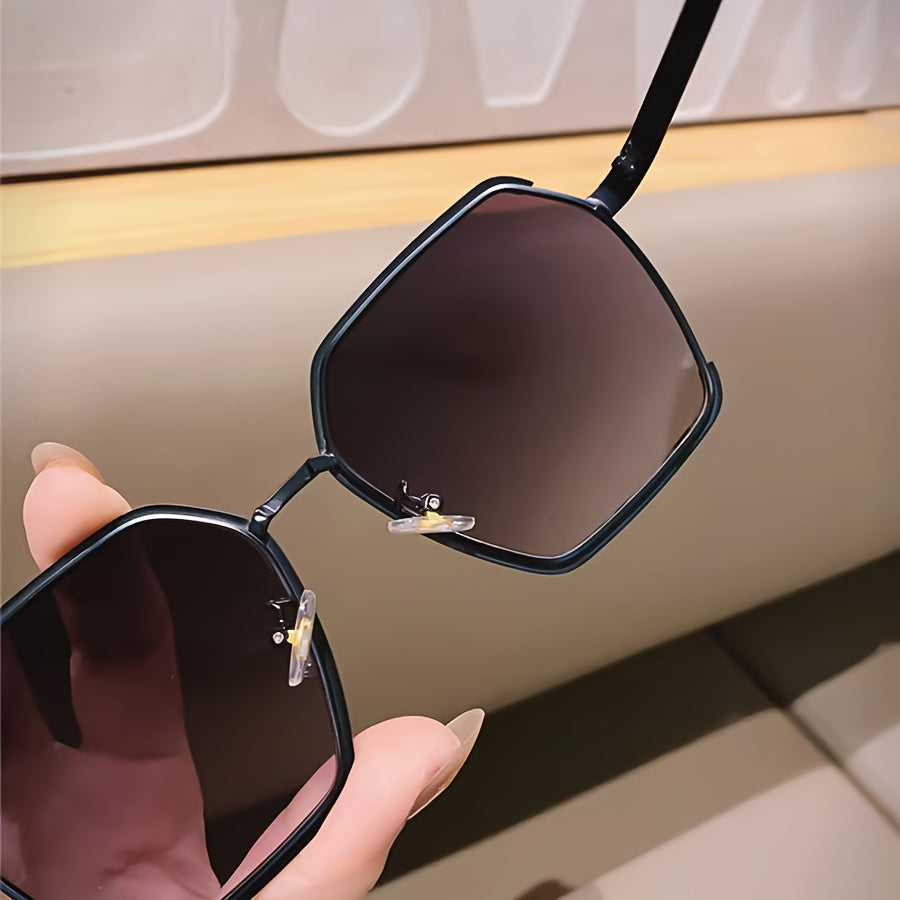 Stylish oversized square fashion glasses for women with retro style and gradient lens, ideal for driving and beach outings.