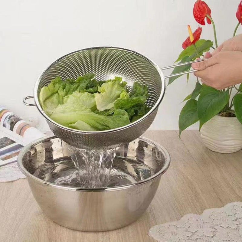 25cm Stainless Steel Colander with Handle, Multi-Purpose Kitchen Strainer featuring Resting Feet, No Electricity Required. A durable cookware accessory perfect for Straining, Rinsing, and Frying.