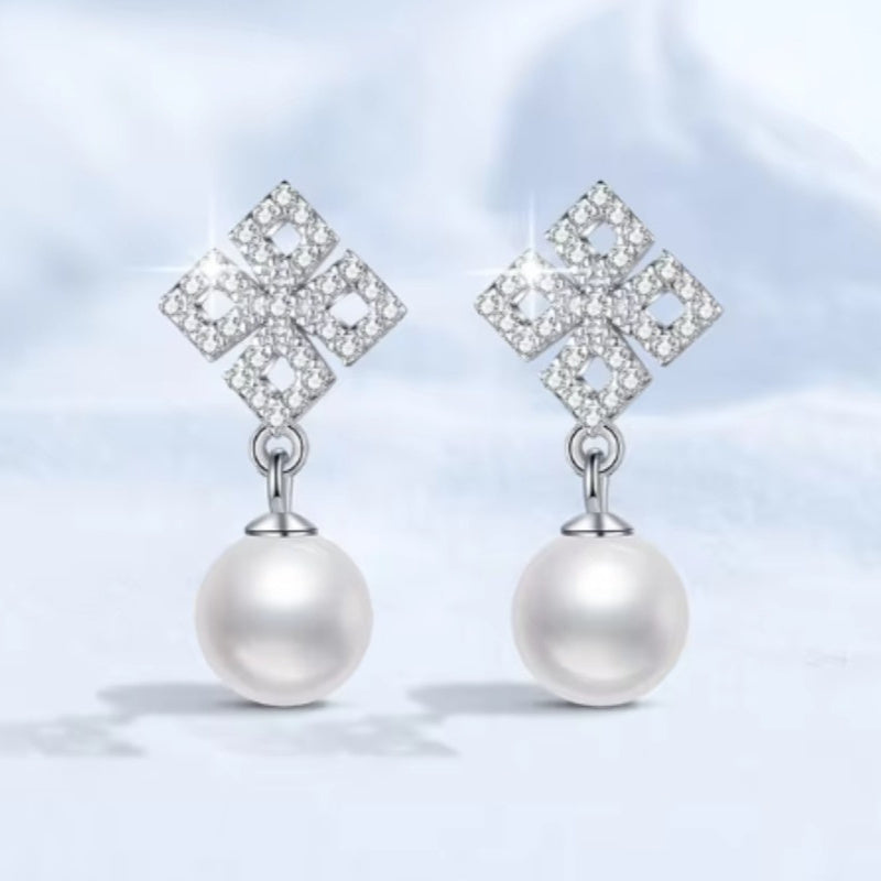 Pair of Freshwater Pearl Four-Leaf Clover Earrings in S925 Sterling Silver, Elegant Jewelry for Women, Perfect Gift for Banquets, Parties, Holidays, Birthdays, Weddings, and Anniversaries, Unique and Beautiful Accessories