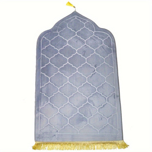 Single piece of Flannel Prayer Mat featuring a Solid Color Embossed design. This Non-slip and Portable Worship Mat is perfect for Eid Al-Fitr celebrations, adding a touch of elegance to your home décor and indoor spaces.