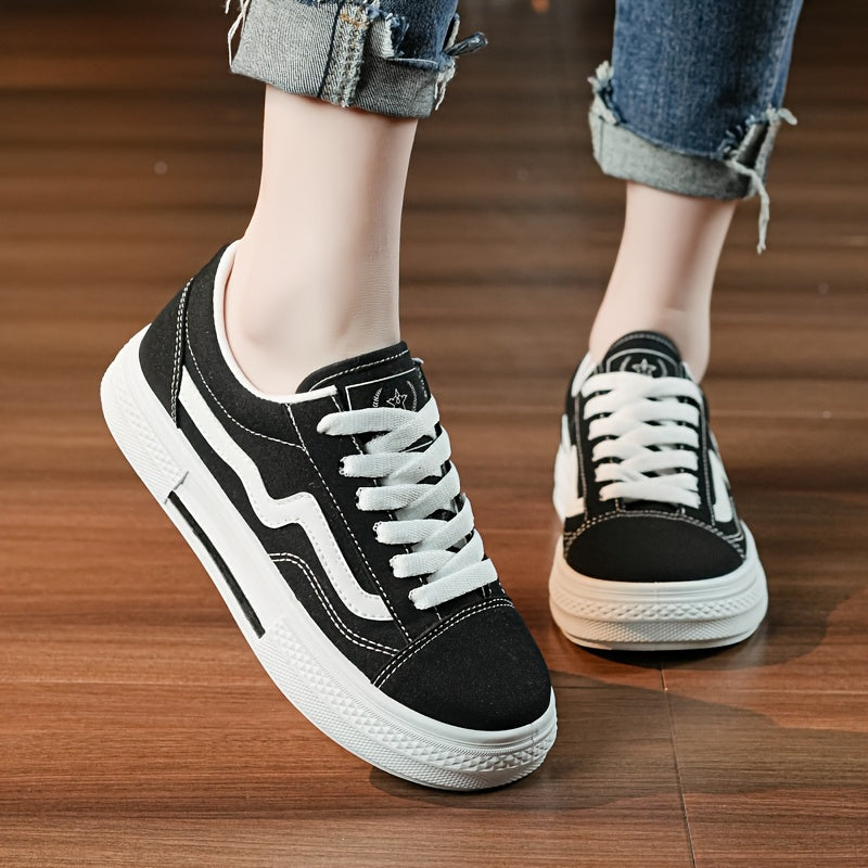 New breathable canvas shoes for women in spring and summer - trendy and versatile low-top casual board shoes for 2024.