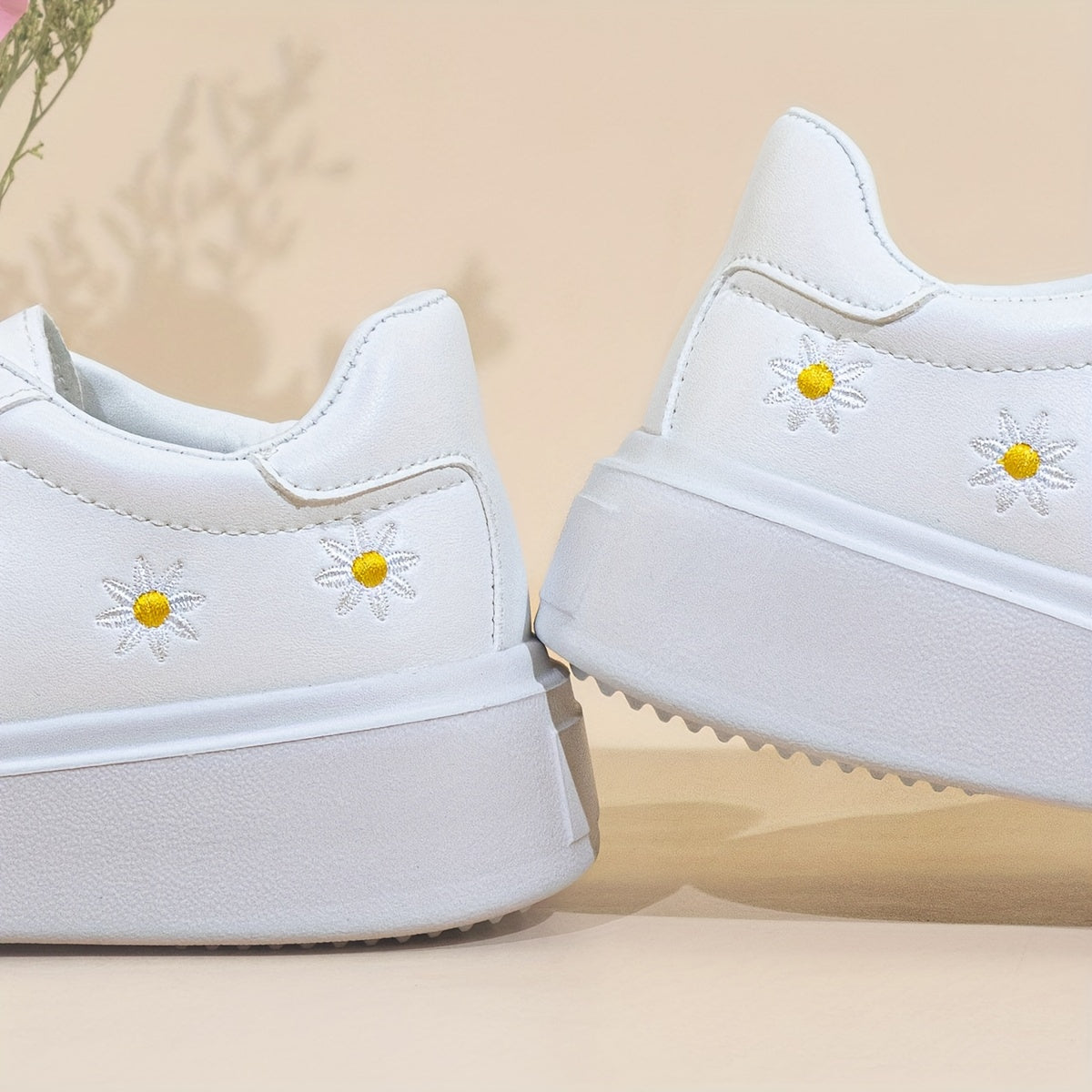 Women's low-top lace-up sneakers with embroidered daisy design, ideal for all seasons.