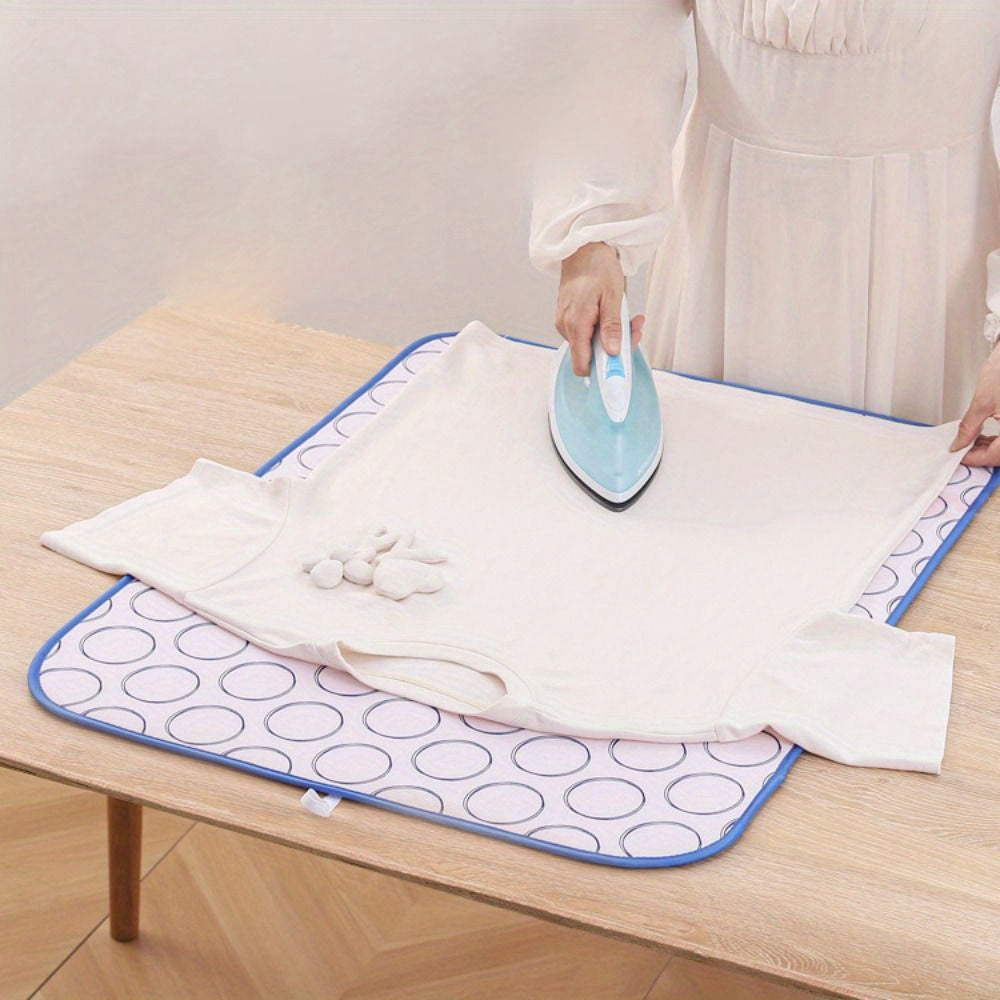 Premium ironing mat made of polyester, resistant to high temperatures and waterproof. Its foldable and portable design with anti-steam insulation makes it ideal for both home and travel use.