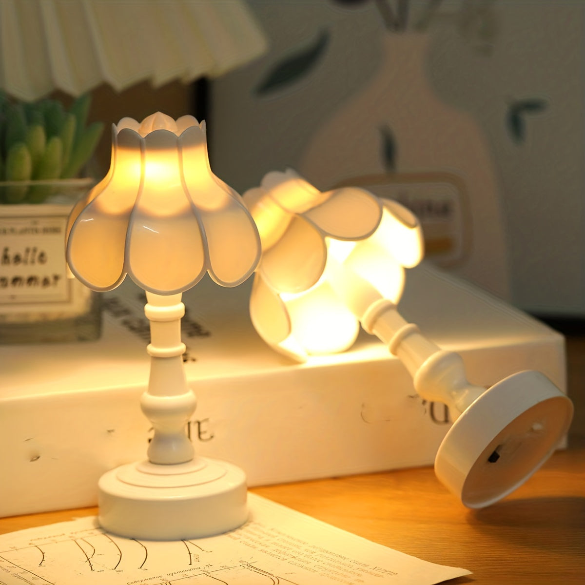 Flower-shaped mini desk lamp, ideal as a night light for bedroom and desktop decor.