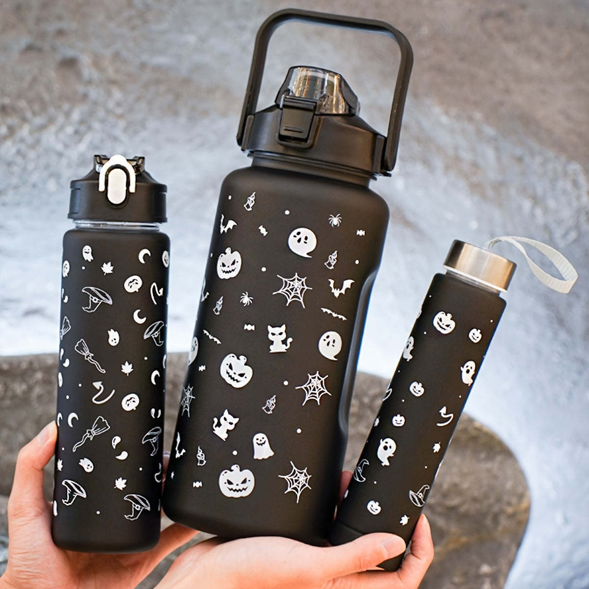 Halloween-themed water bottle set with 2000ml, 800ml, and 300ml cups, or 750ml individual cup for outdoor sports. Featuring fun Halloween prints. Ideal for the summer season. A must-have for Halloween enthusiasts.