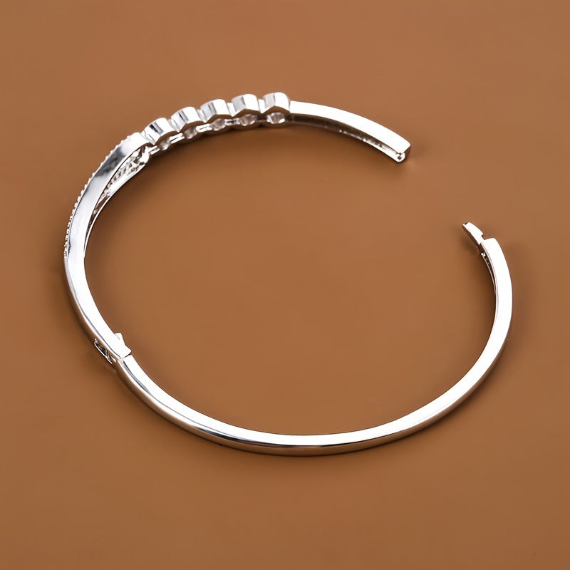 A bracelet for women featuring a circular bead ring clasp adorned with zirconia stones.