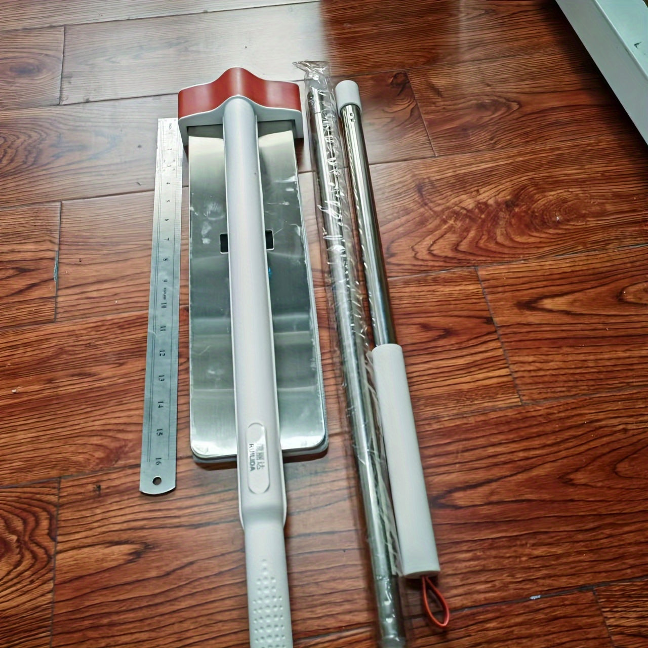 This Stainless Steel Flat Mop with a 180cm Long Handle offers hands-free washing, a durable rotating design, and can be used for both wet and dry cleaning. It comes with 3 reusable pads and is perfect for cleaning in the living room, bedroom, bathroom