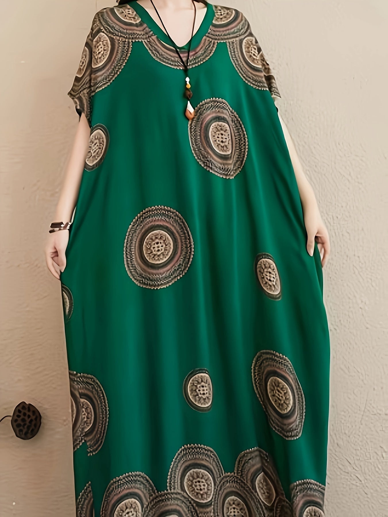 Bohemian style maxi dress in plus size with V-neck and pockets. Made of woven rayon viscose fabric with slight stretch, perfect for vacation wear all year round.