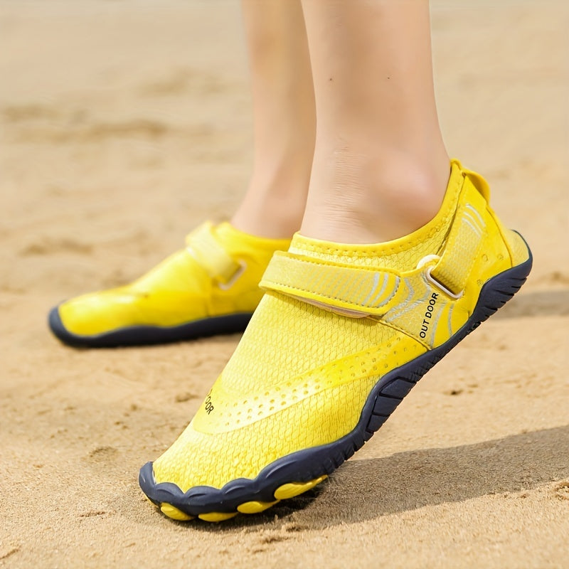 Men's summer beach shoes for surfing, drifting, water wading, hiking, diving, swimming, and beach parties.