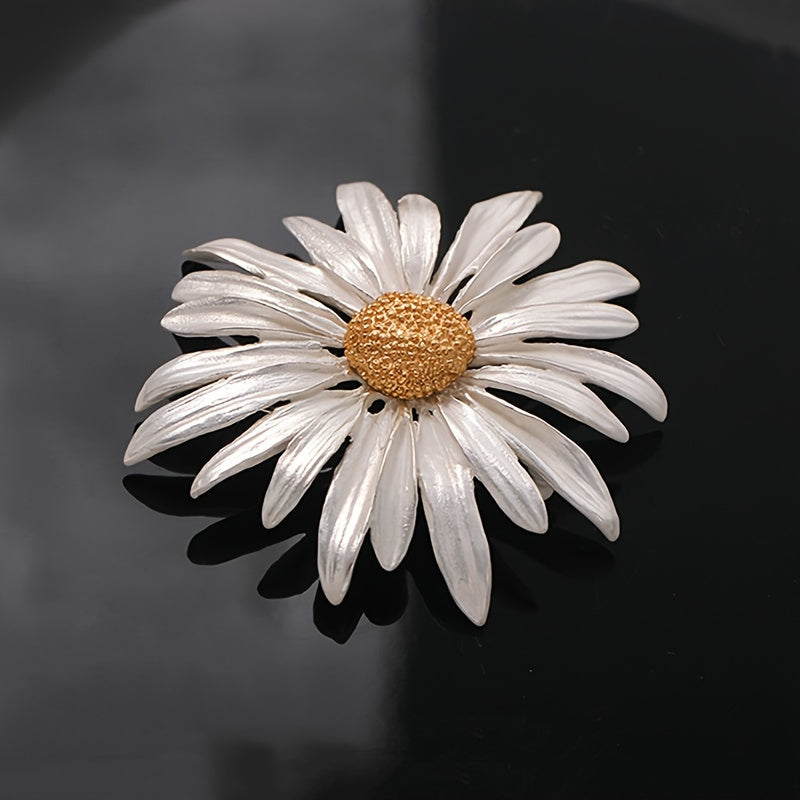 Small daisy brooch in elegant retro style, perfect for upscale luxury looks. This anti-glare pin adds a new aura of sophistication to any suit ensemble.