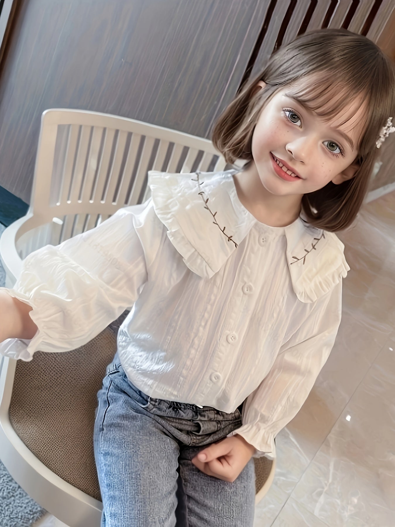 Charming girls' floral shirt with ruffle detail in Korean style for spring and fall. Non-stretch cotton blend, machine washable