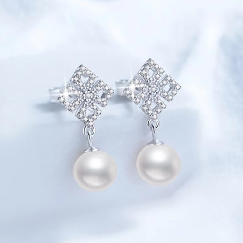 Pair of Freshwater Pearl Four-Leaf Clover Earrings in S925 Sterling Silver, Elegant Jewelry for Women, Perfect Gift for Banquets, Parties, Holidays, Birthdays, Weddings, and Anniversaries, Unique and Beautiful Accessories