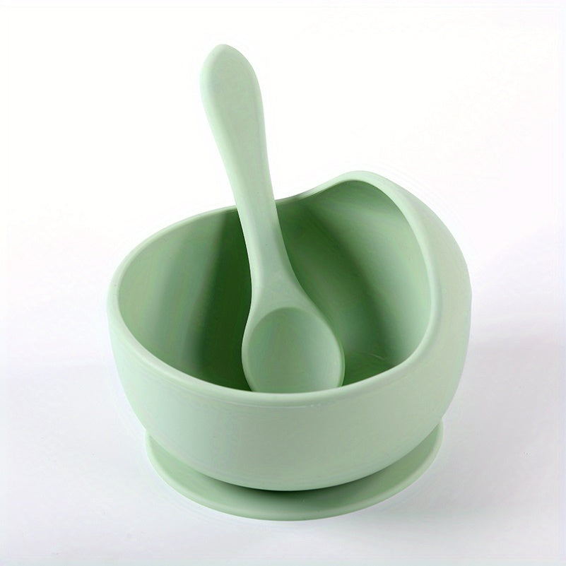 1 set of 2 pieces silicone bowl and spoon for children, featuring a suction cup for anti-slip use. This set is perfect for serving complementary foods and training little ones to eat independently. The set also includes a silicone straw for added