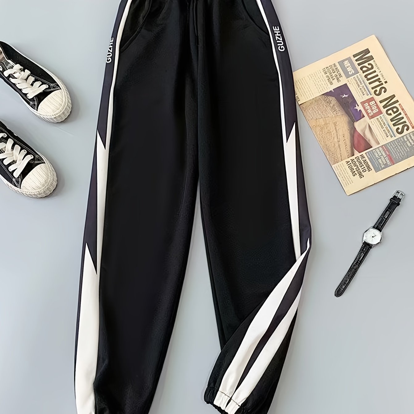 Men's lightweight stretch joggers with contrasting side panels and elastic waistband, perfect for spring/fall sports and leisure activities. Made from a polyester and elastane blend.