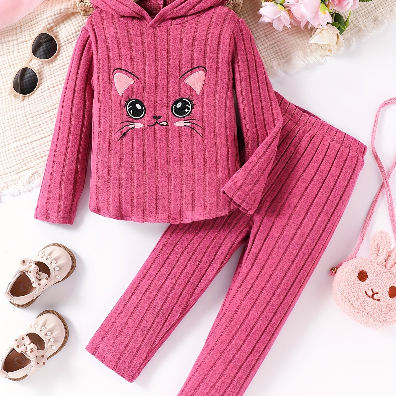 Kids' cat-print hooded top and soft pants set in high-stretch polyester knit fabric, featuring animal pattern and embroidered details. Ideal for everyday wear and gifts, perfect for outdoor