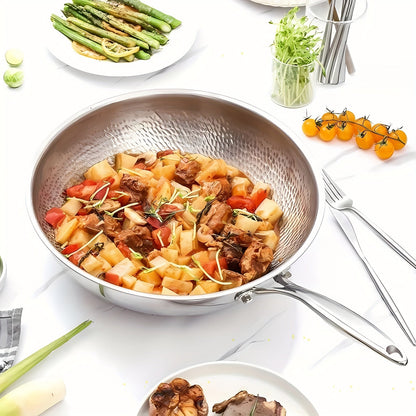 Pure Cook presents the 31.75/33.78cm Titanium-Coated Wok with Lid, featuring Hammered Tri-Ply Stainless Steel. This wok is free from PFOA and PTFE, making it safe for use in dishwashers and ovens.