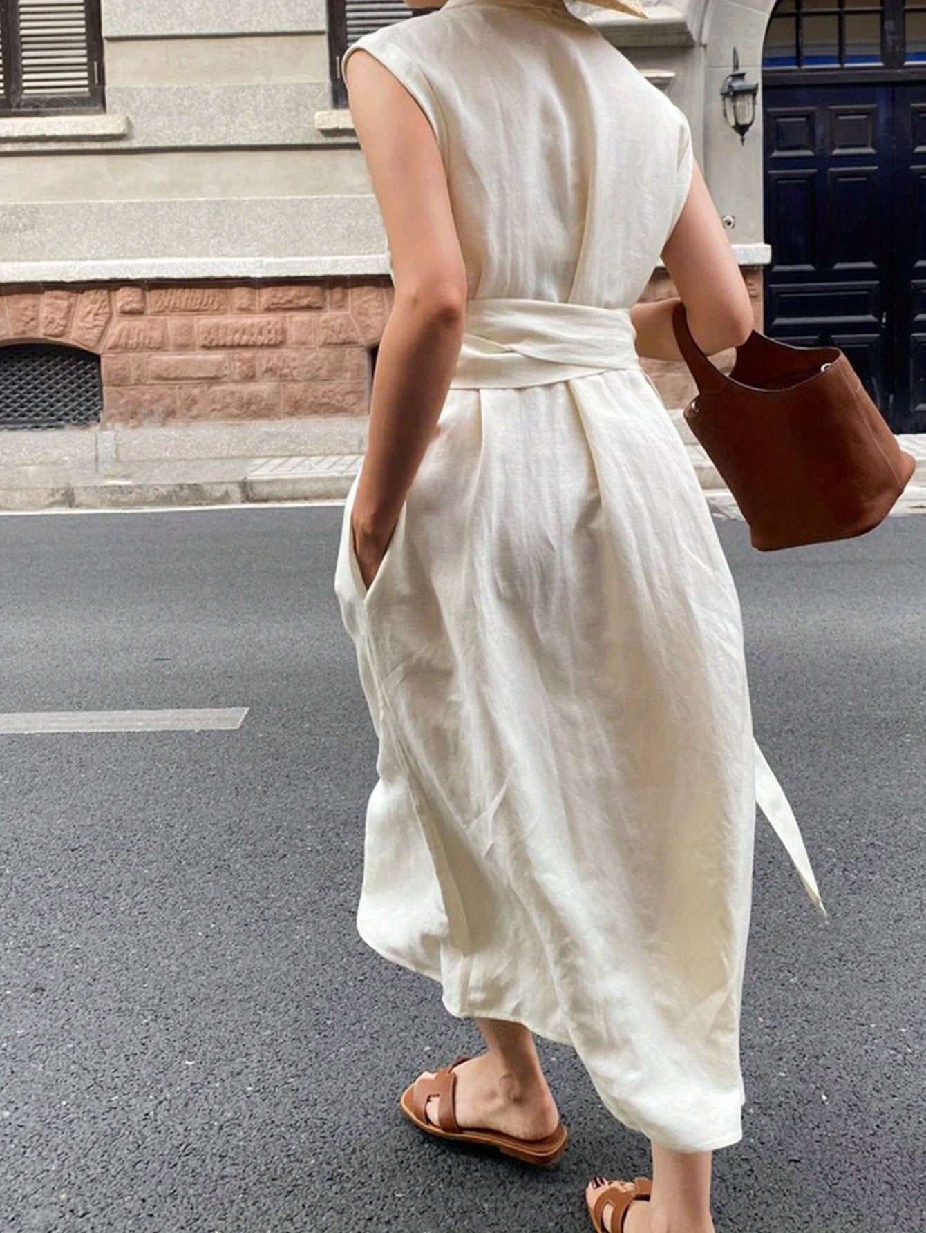 Elegant brown linen tunic dress with pockets and waist tie for spring/summer. Perfect for vacation style and casual attire.