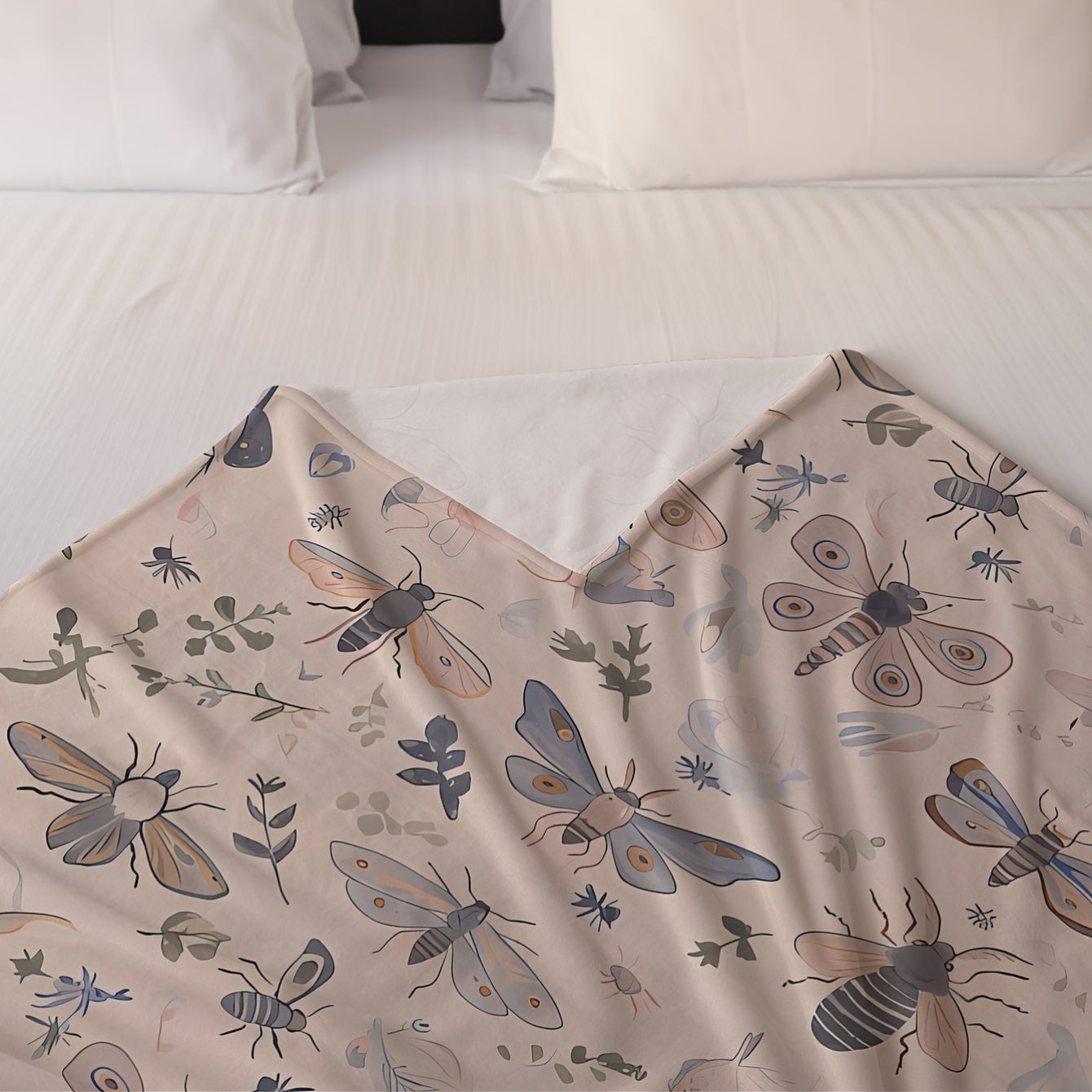 Stay cozy with our contemporary insect pattern throw blanket! Featuring a digital print design, this soft and warm blanket is made from coral fleece and polyester knit fabric. At 180-200g, it provides lightweight warmth perfect for all seasons. Use it on