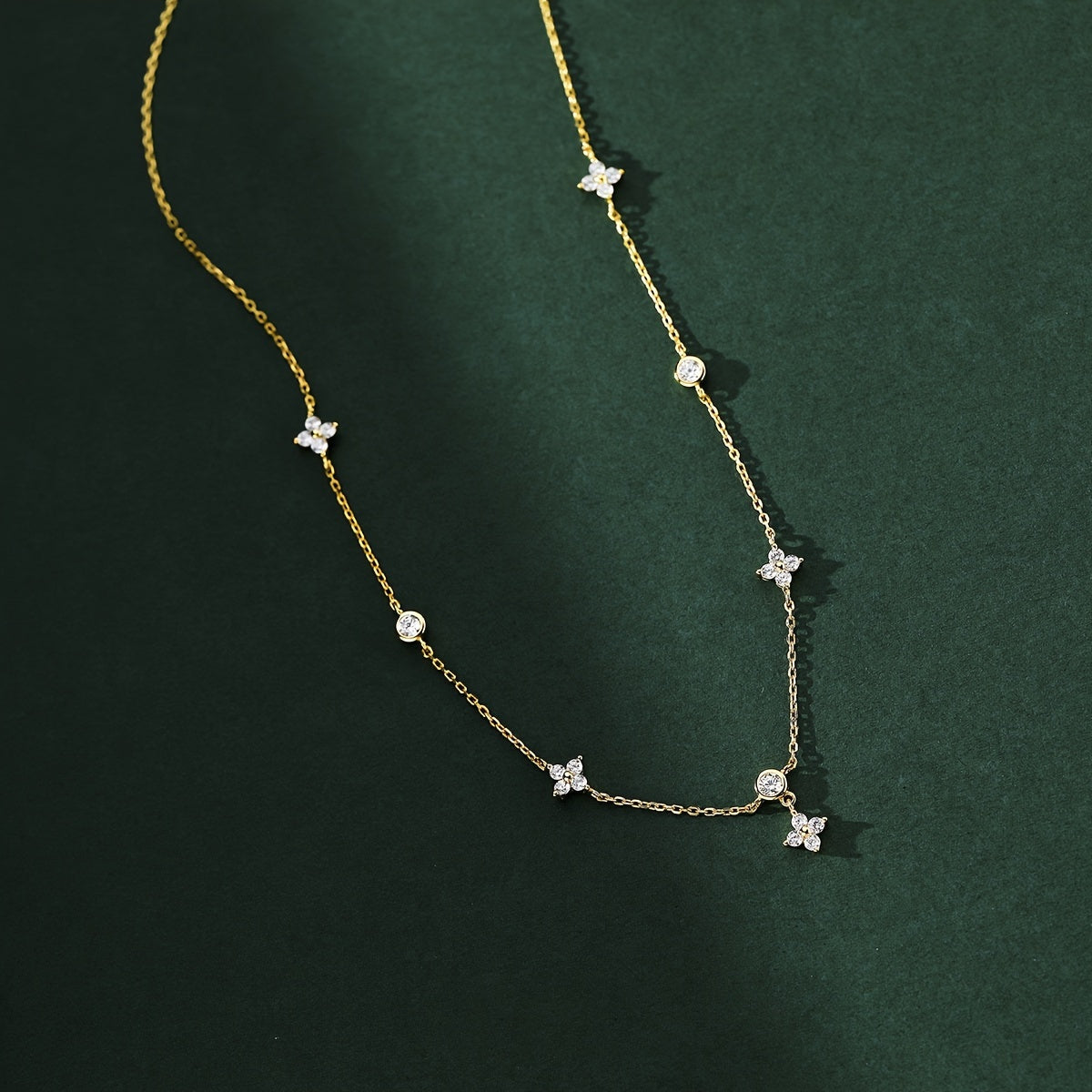 This elegant collarbone necklace is crafted from 3.2g of genuine S925 sterling silver and adorned with a sparkling snowflake zirconia. A timeless piece perfect for women, it makes a wonderful gift for Valentine's Day or anniversaries.