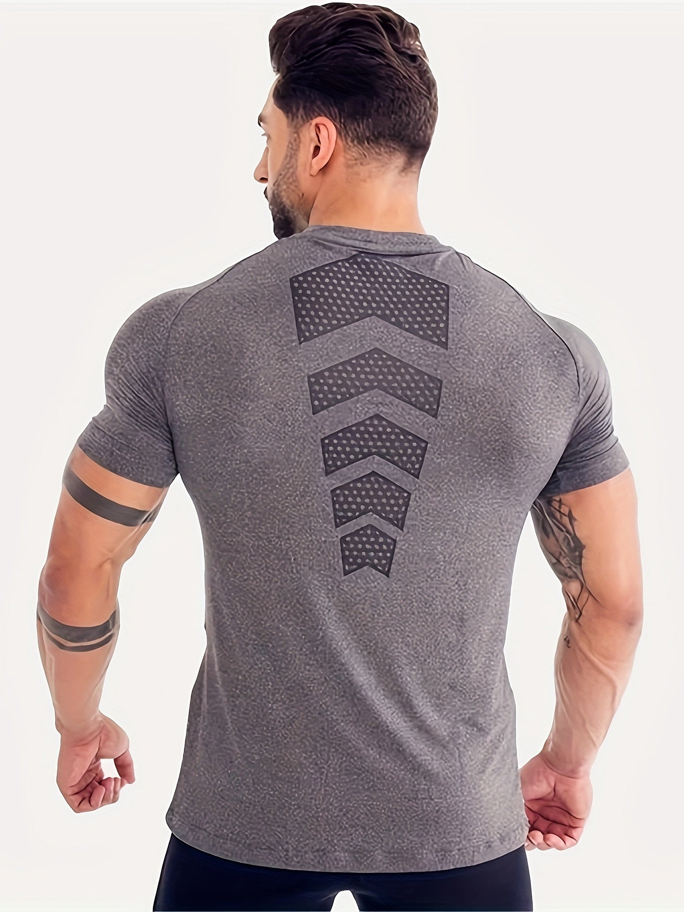 Men's athletic compression t-shirt with arrow print, made of breathable polyester fabric. Ideal for gym and fitness lovers.