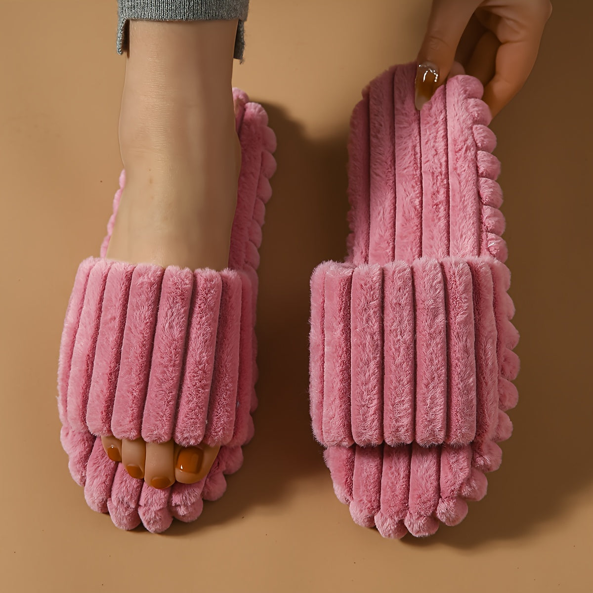 Soft-soled indoor slippers with stripes and open toes for spring and summer.