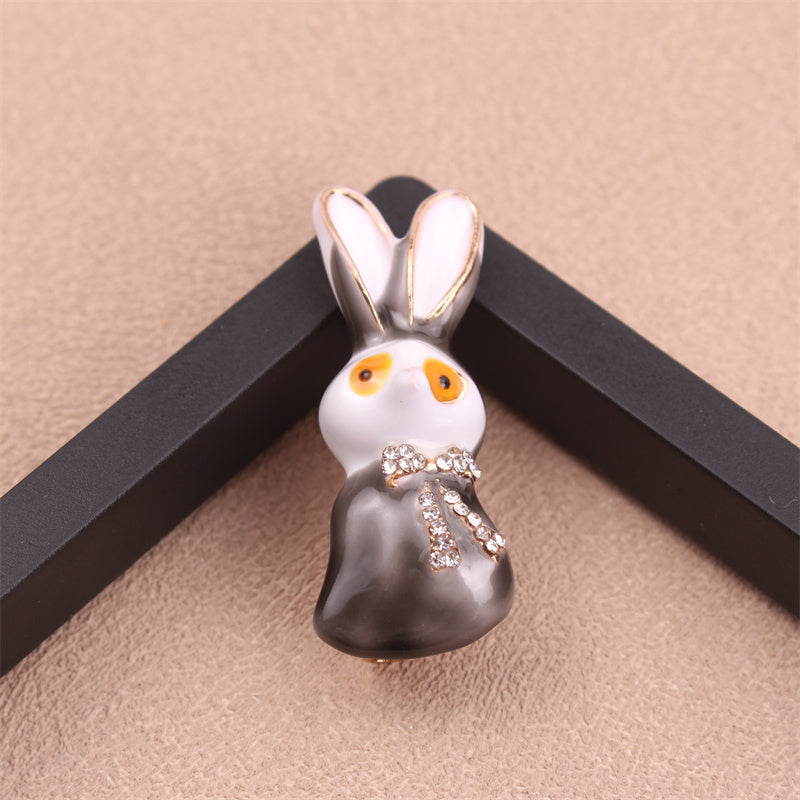 Rinestones bilan bezatilgan Glamorous Rabbit Brooch - Kiyimlaringiz, sumkalar va shlyapalar uchun ko'p qirrali va hashamatli qo'shimcha