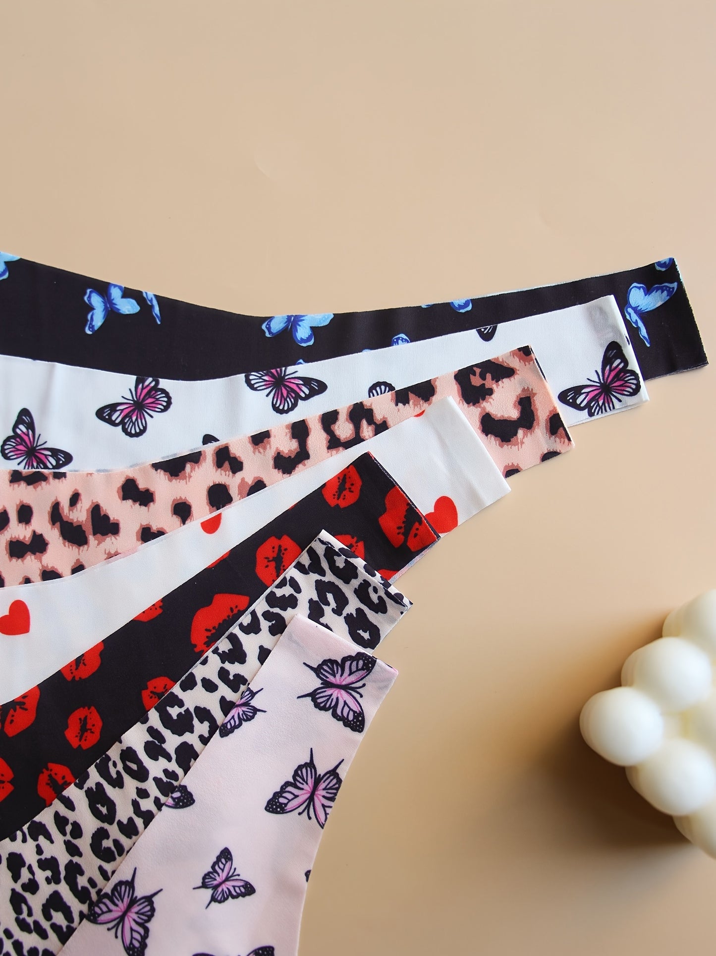 7 seamless thongs with graphic print, comfortable and breathable. Perfect for women's lingerie and underwear.