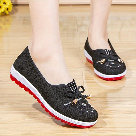 Breathable slip-on shoes for women with soft, non-slip soles, ideal for middle-aged and elderly individuals.