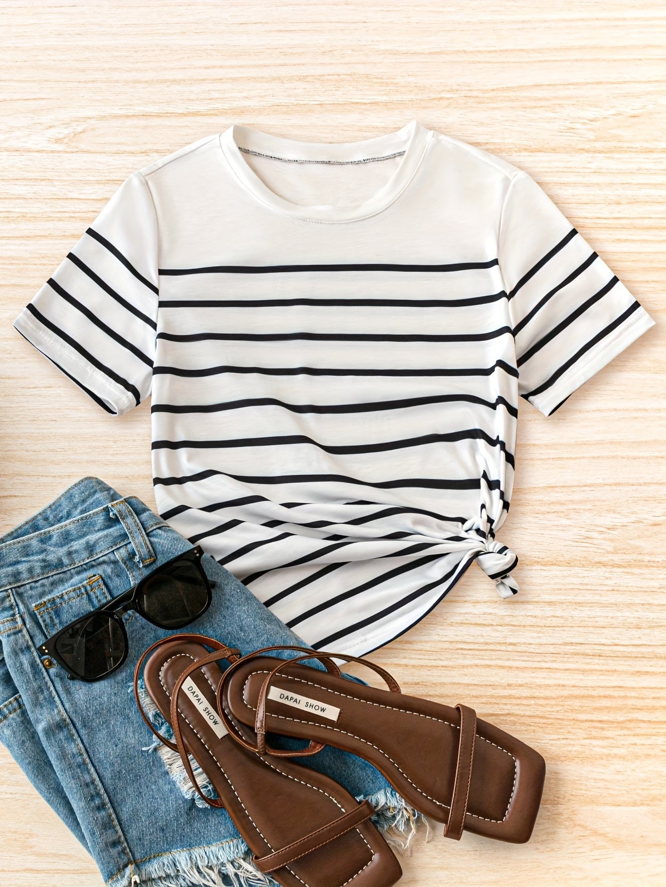 New round-neck striped printed short-sleeve t-shirt for women, perfect for casual wear.