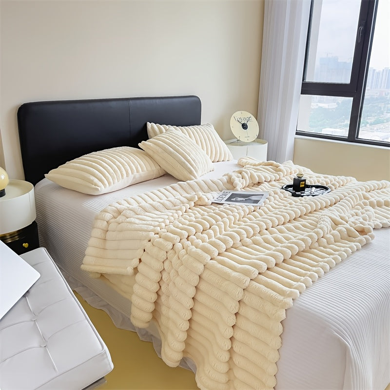 Traditional-style thick double-sided fleece blanket made of striped polyester knit fabric. Versatile for all seasons and purposes, machine washable with a weight of 250-300gsm.