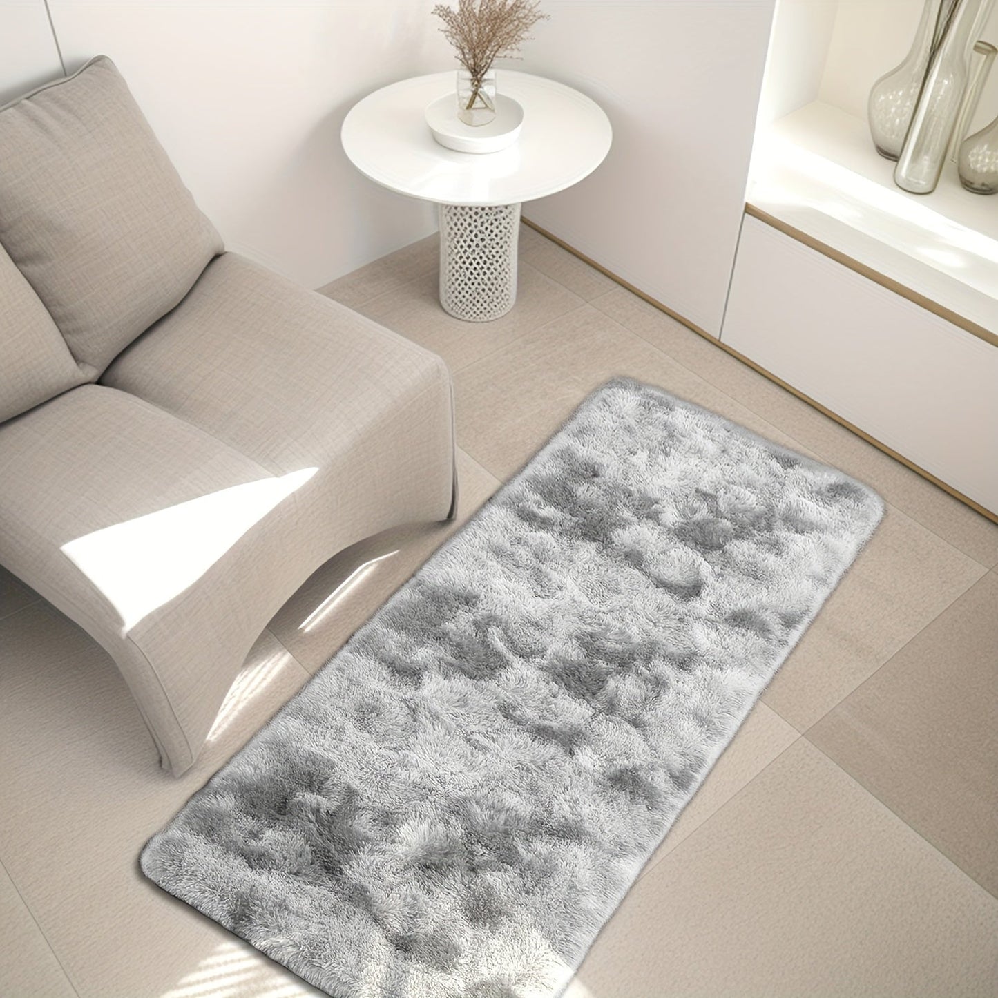 Soft shaggy area mat with a tie-dye design, made with 260g polyester and a 0.6cm thick sponge base. Features a 21 density for added comfort. Machine washable and suitable for indoor use in living rooms, bedrooms, game rooms, and dorms. This Nordic style