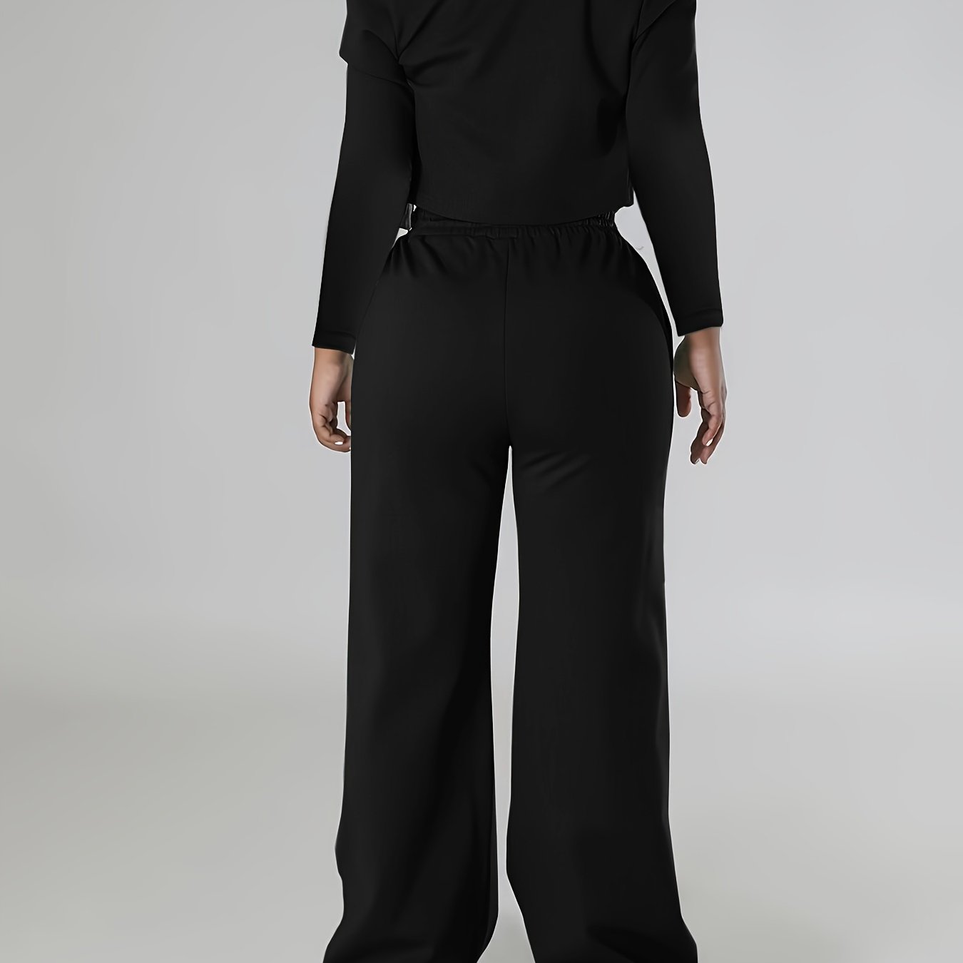 Women's casual sports suit with long sleeves consisting of two pieces.