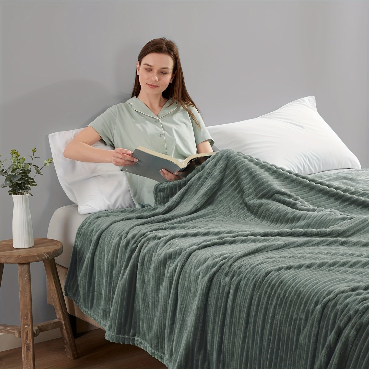 Stay cozy and warm with our Ultra-Soft Oversized Fleece Throw Blanket. Made with lightweight and warm 280GSM microfiber, this blanket features a 3D ribbed Jacquard design for added style. Hypoallergenic and perfect for all seasons, this blanket is a