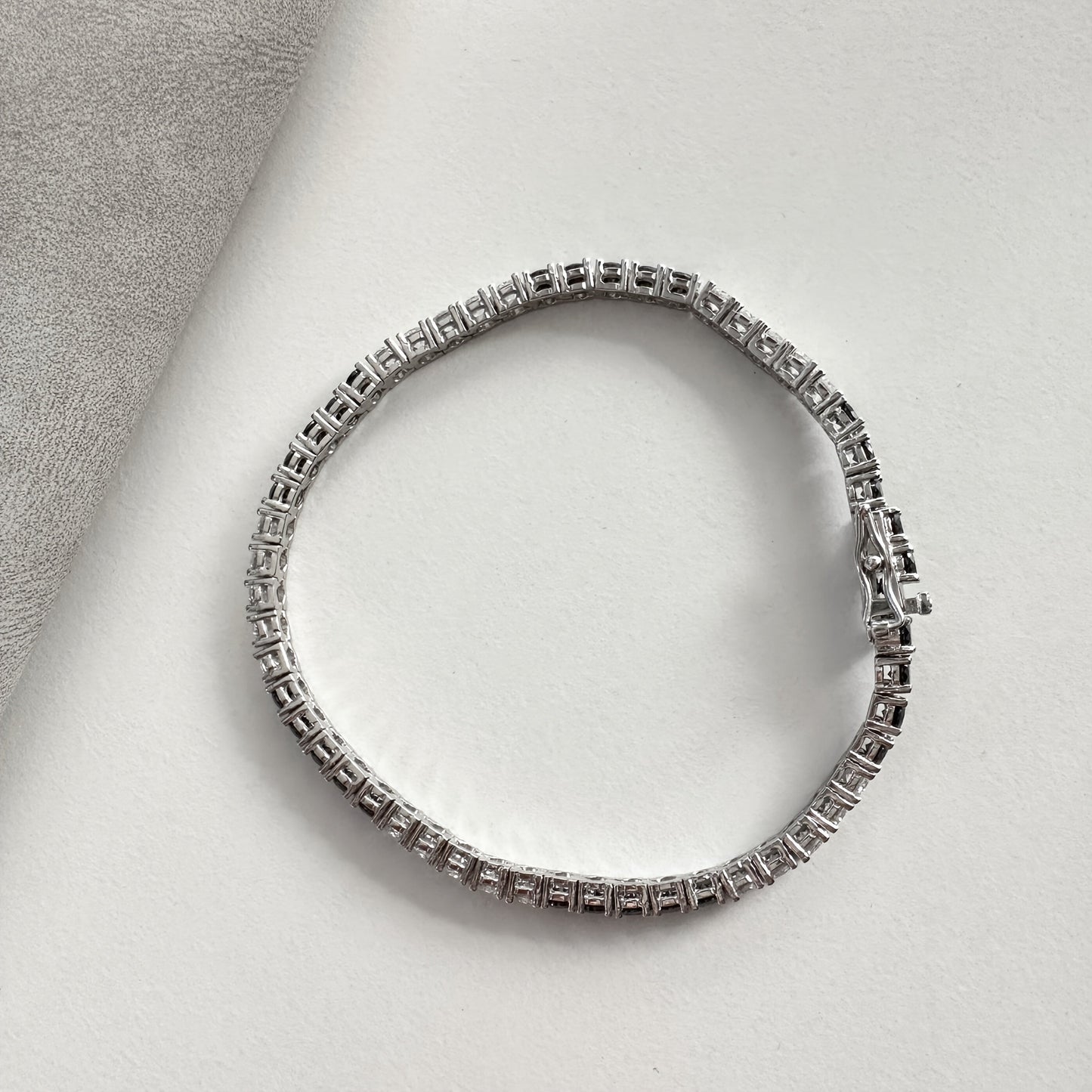 One piece of an elegant and luxurious tennis link bracelet, featuring S925 silver plating with black and white Moissanite stones. Each stone is 0.1 carats, creating a fashionable and personalized piece of jewelry perfect for parties, banquets, holidays