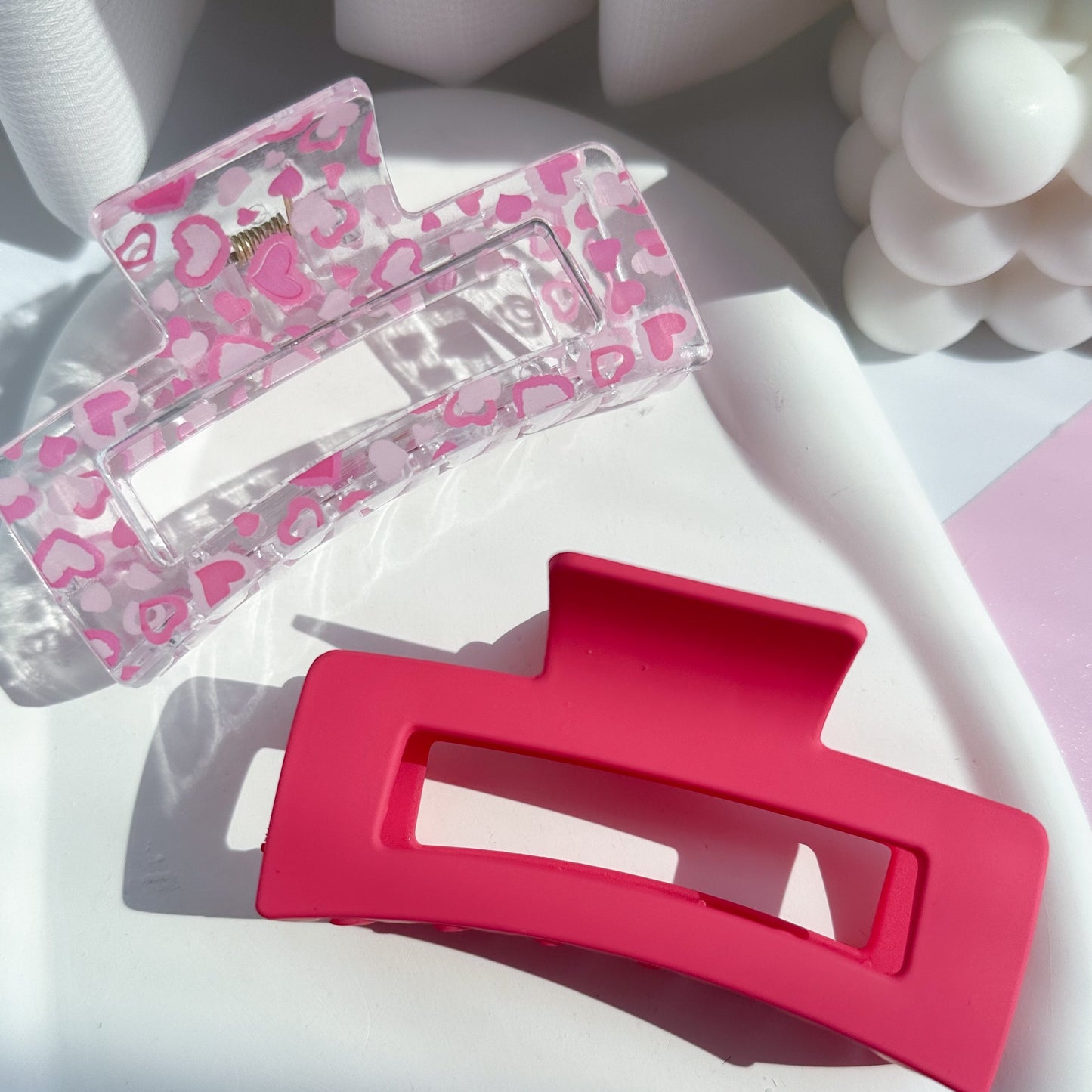 High-end and fashionable dopamine style claw clips in pink love and rose red patterns, rectangular plastic hair grippers. Suitable for daily wear, outings, hair styling, washing face