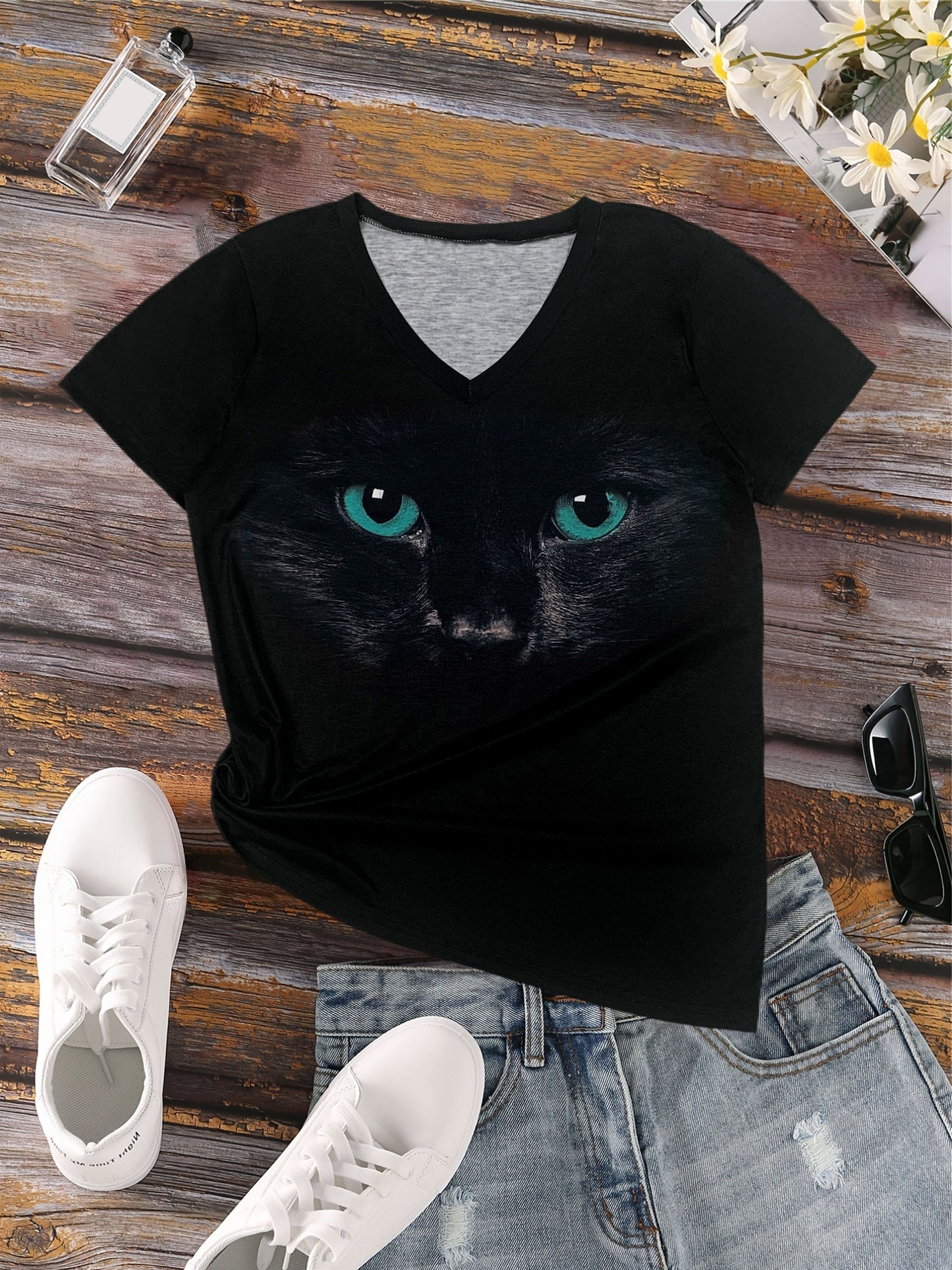 Cat print V-neck t-shirt for spring and summer women's clothing.