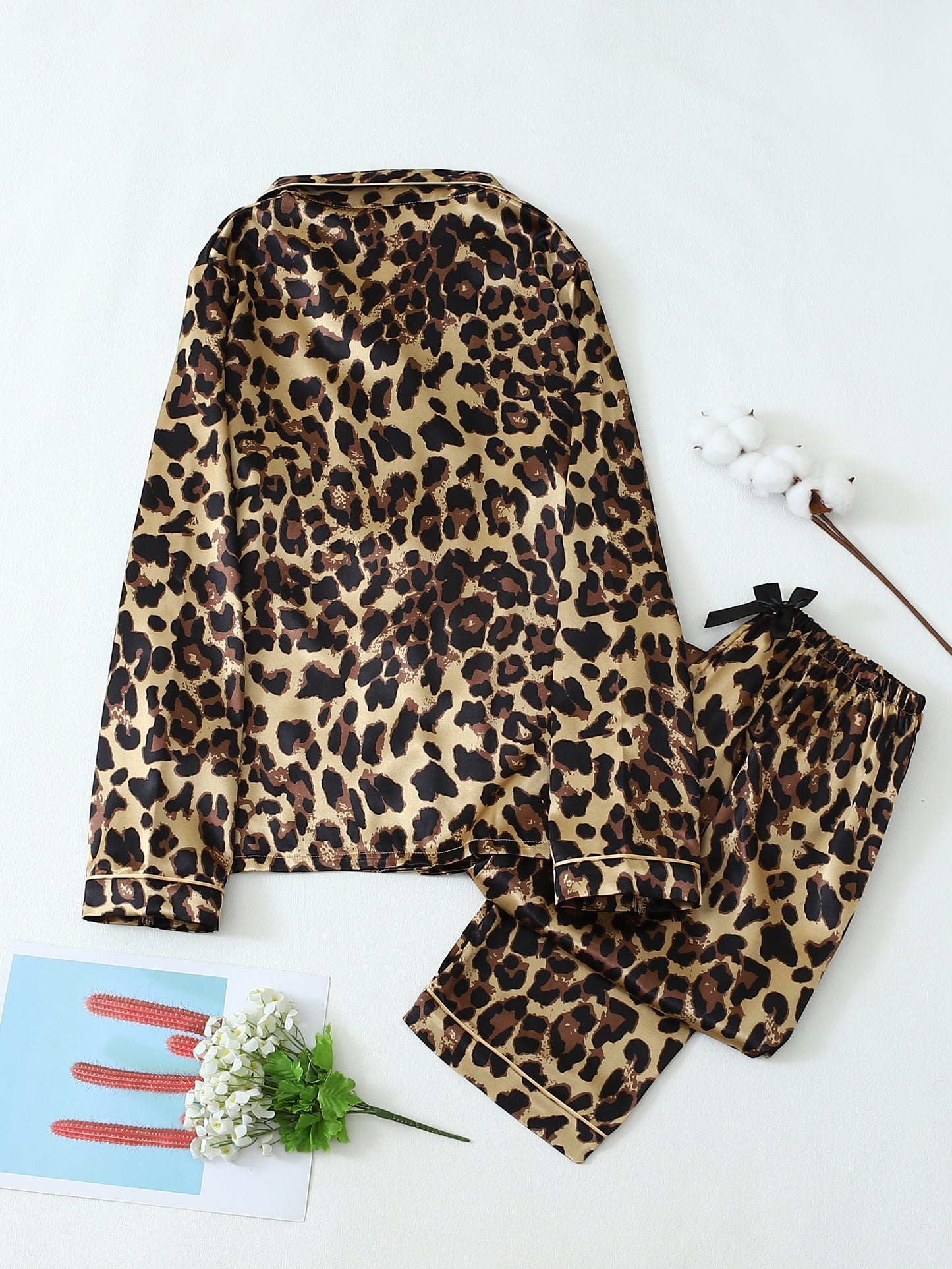 Leopard print pajama set for teenage girls, loose-fitting with long sleeves and lapel tops, soft and comfortable for year-round wear.