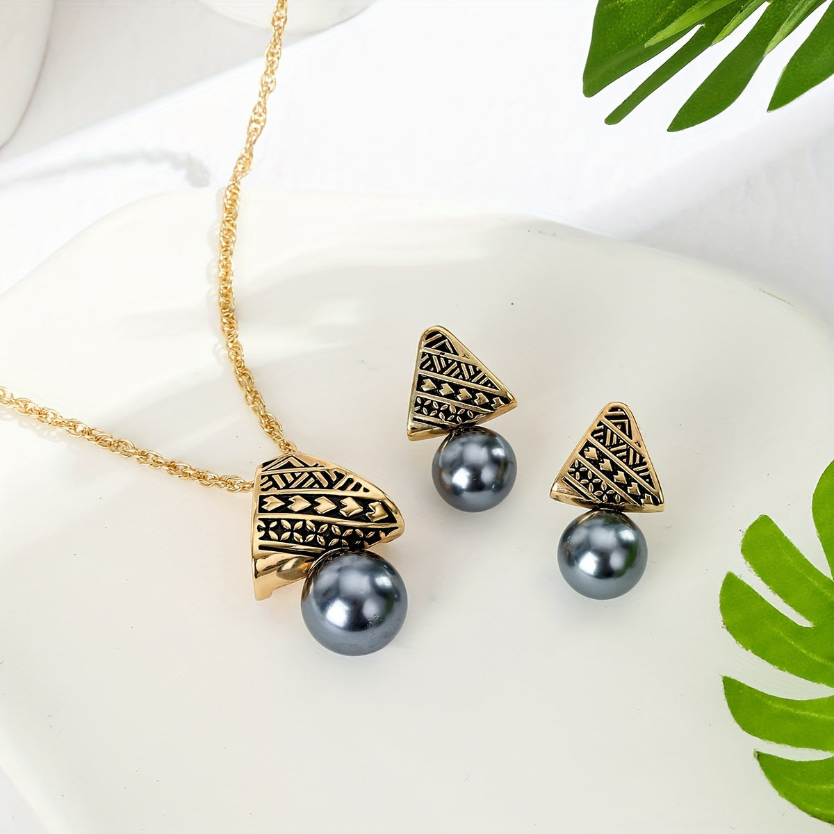 Get the Hawaiian vibe with this stunning Black Pearl Triangle Pendant Necklace and Earrings Set - Ideal for adding a touch of elegance to your vacation or everyday outfit, a thoughtful Valentine's Day present