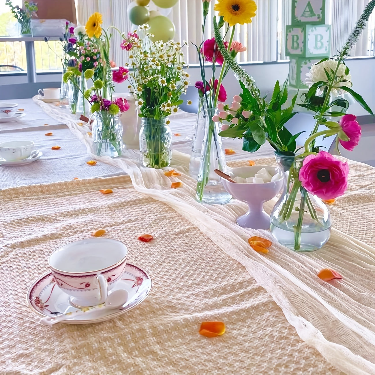 Polyester table runner for weddings and parties, with a romantic design. Made of 100% polyester fabric.