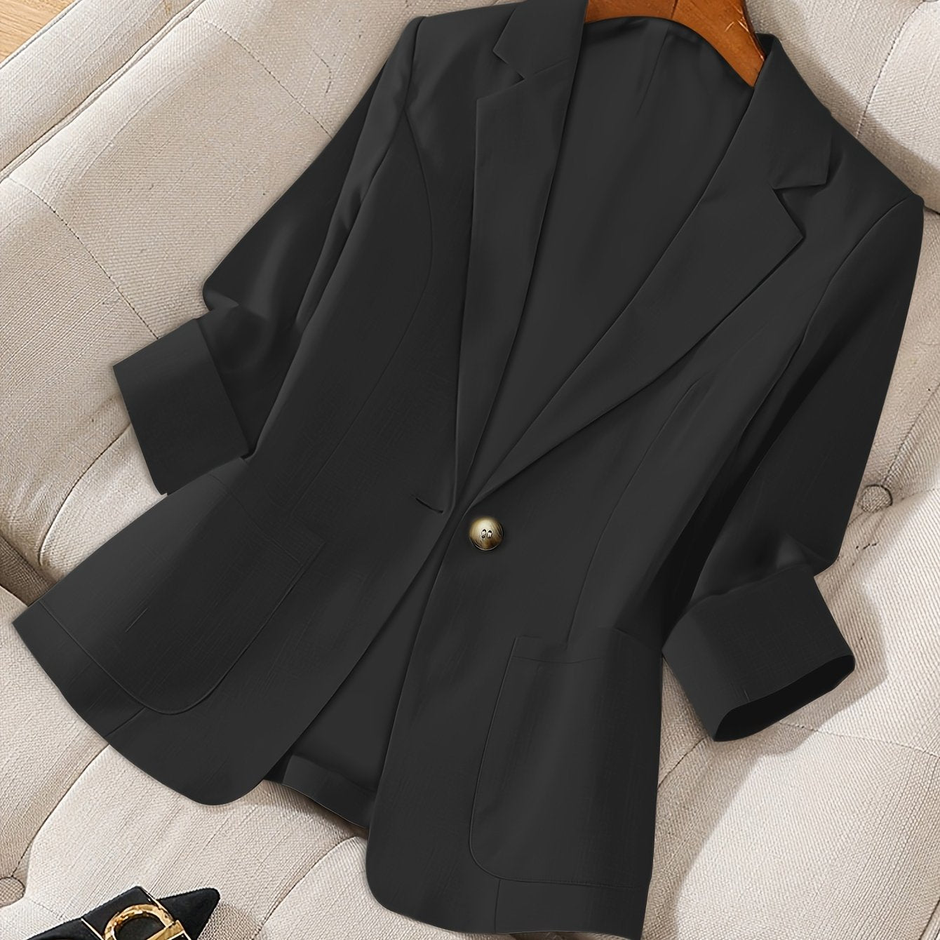 Stylish solid color blazer for women with pockets, perfect for fall.