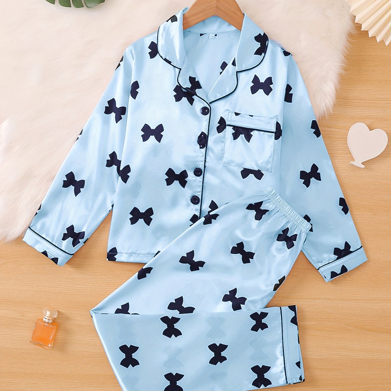 2-piece spring and autumn pajama set for girls, featuring a cute bow print on a comfortable flame-retardant fabric. Includes long-sleeve top and trousers in sizes 118.87-146.3 meters.