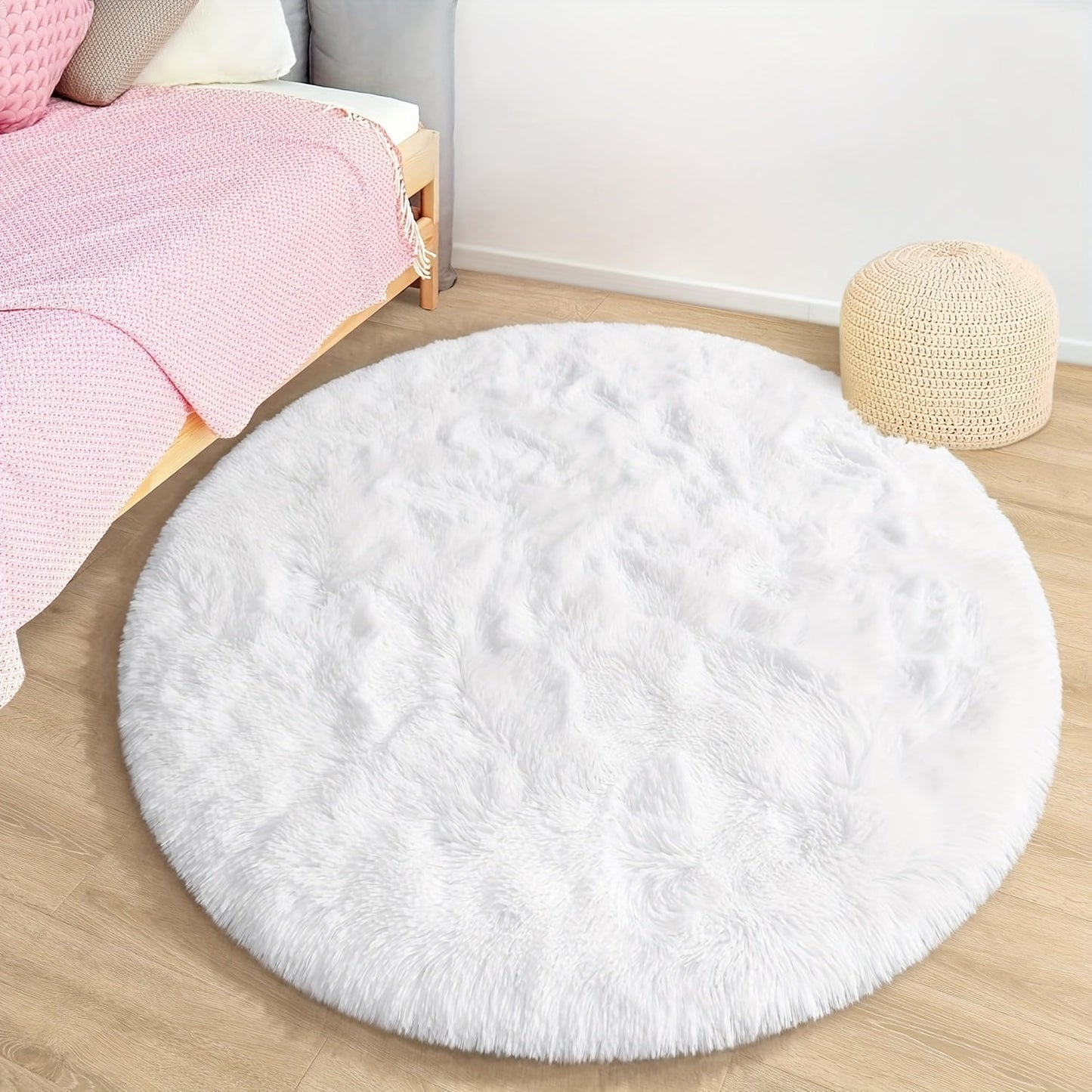 Luxurious White Round Area Rug made of Soft & Plush Faux Fur - Perfect for adding Cozy Comfort to Living Room, Bedroom, or Home Decor - Simple to Maintain, Gentle on Skin