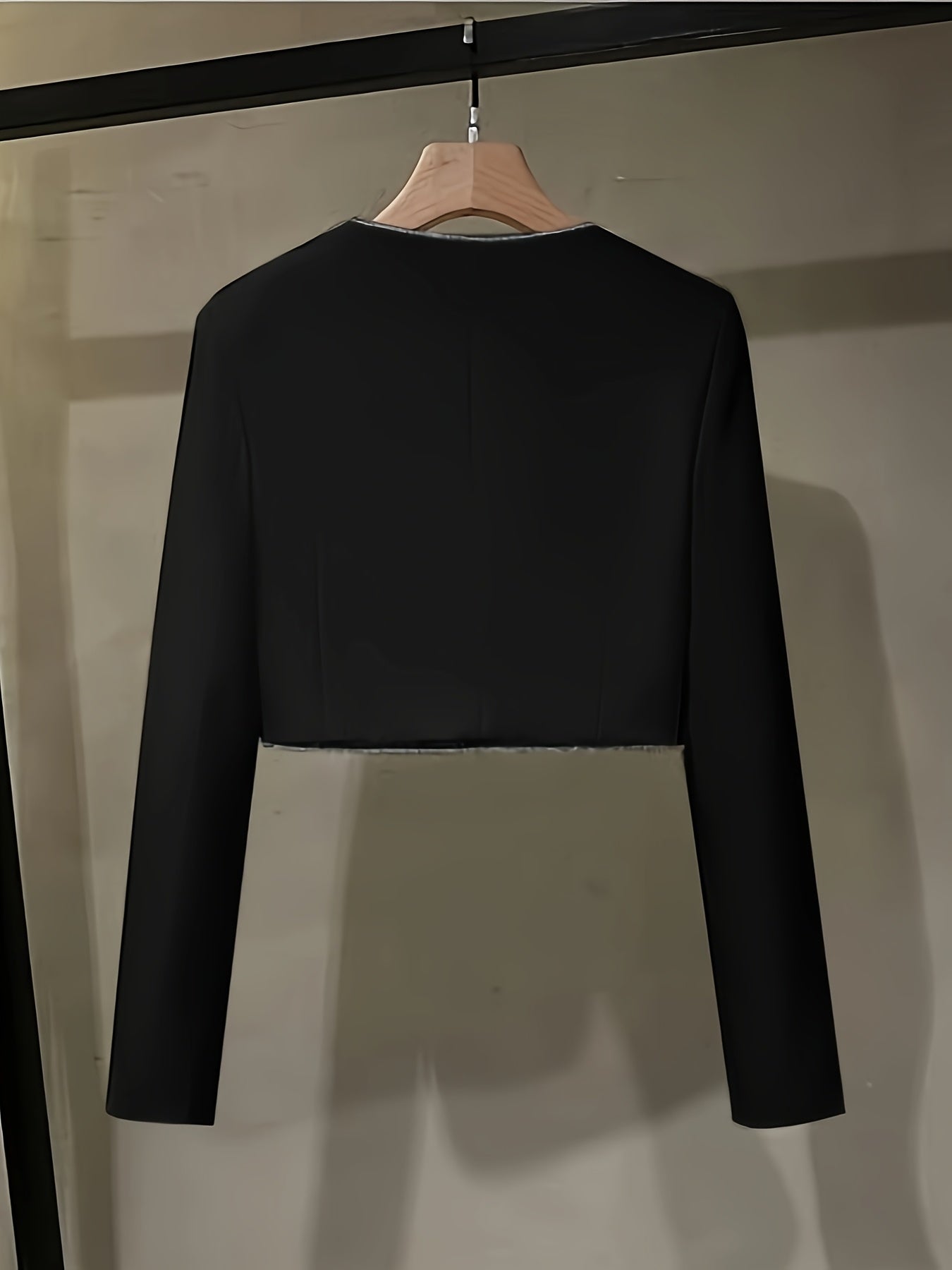 Nian Nian Directional offers a chic women's business outfit with a fitted black blazer top and mid-length pencil skirt.