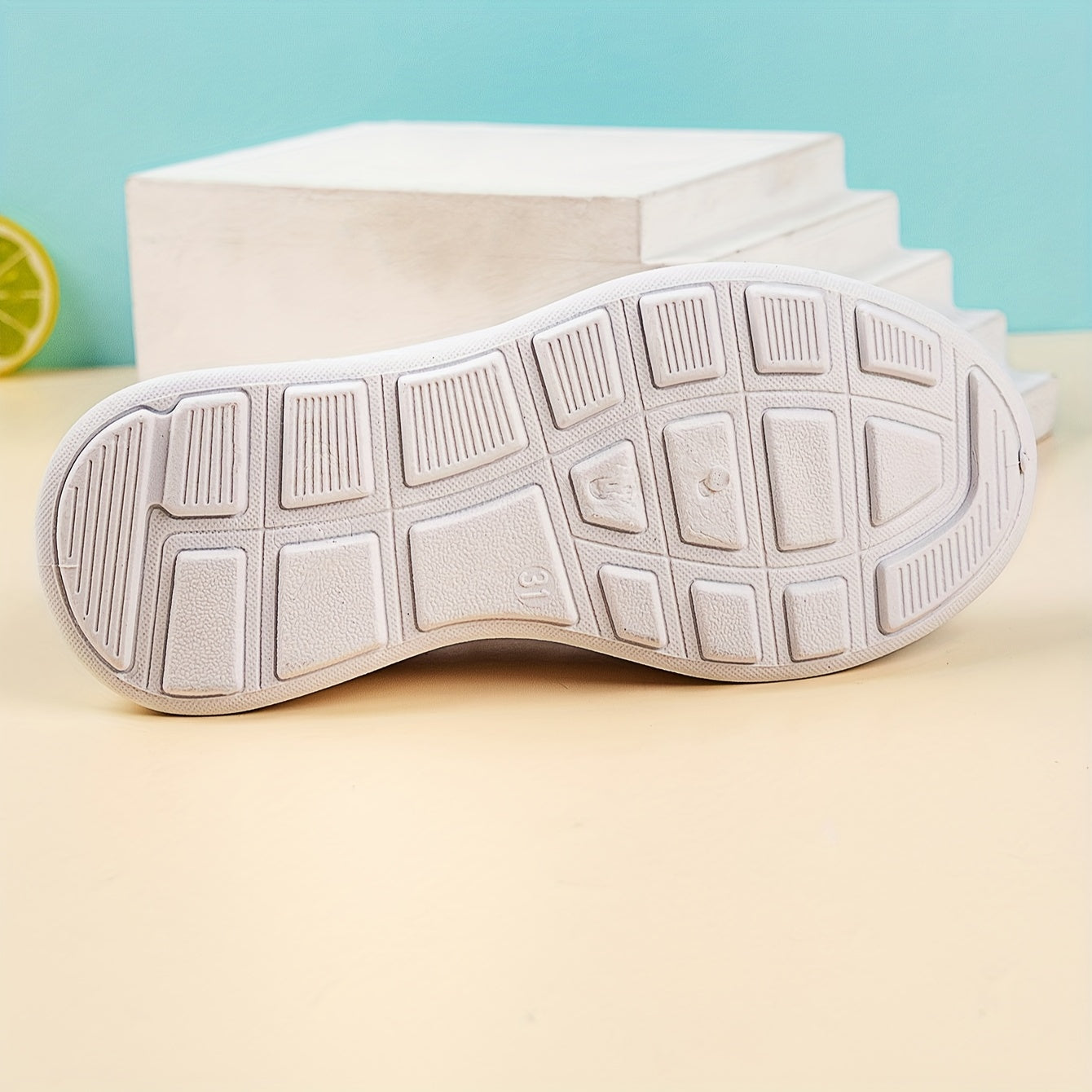 Stylish lightweight woven low top shoes for girls, perfect for spring and autumn.