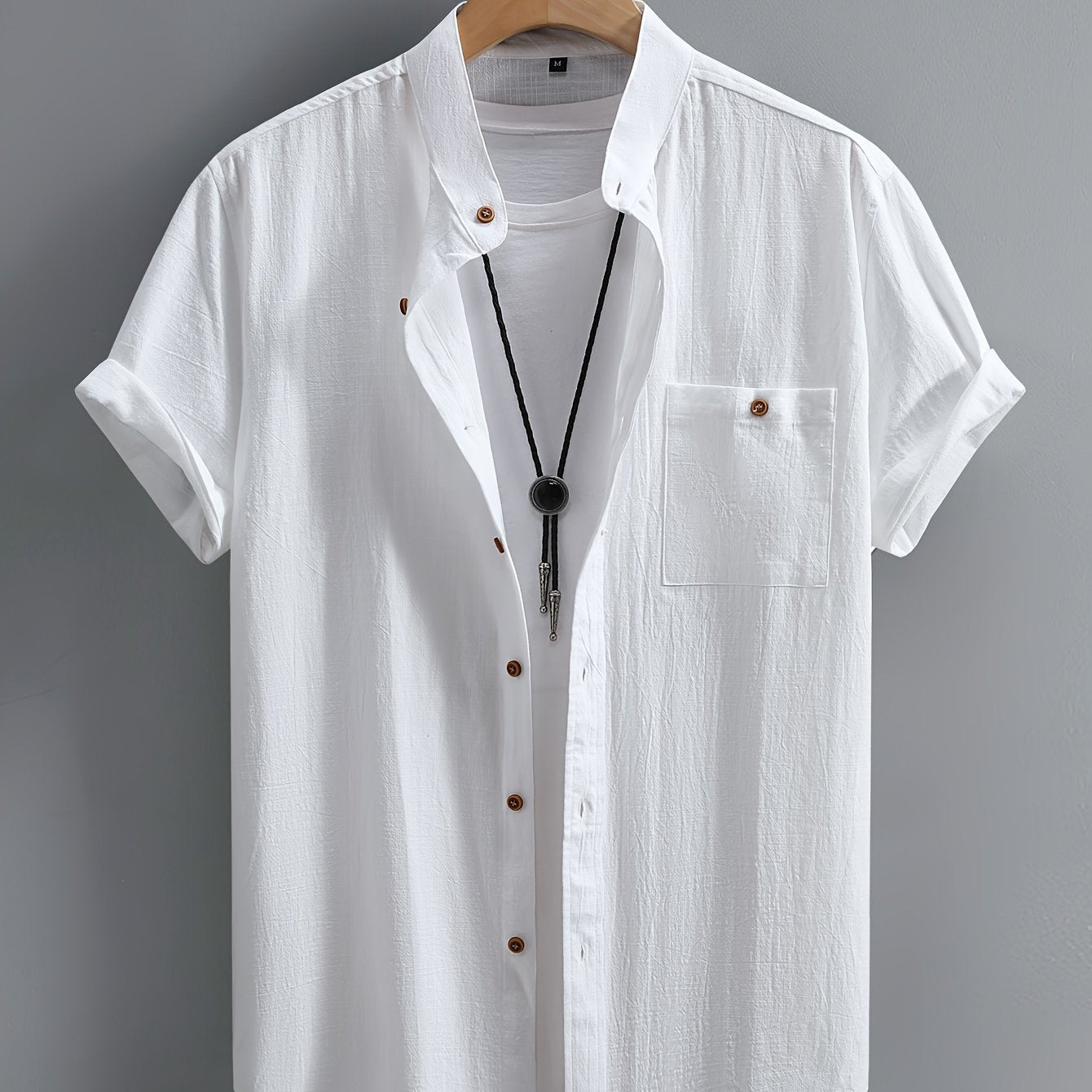 Men's casual cotton shirt in a solid color with button-up closure and chest pocket, machine washable and ideal for summer.