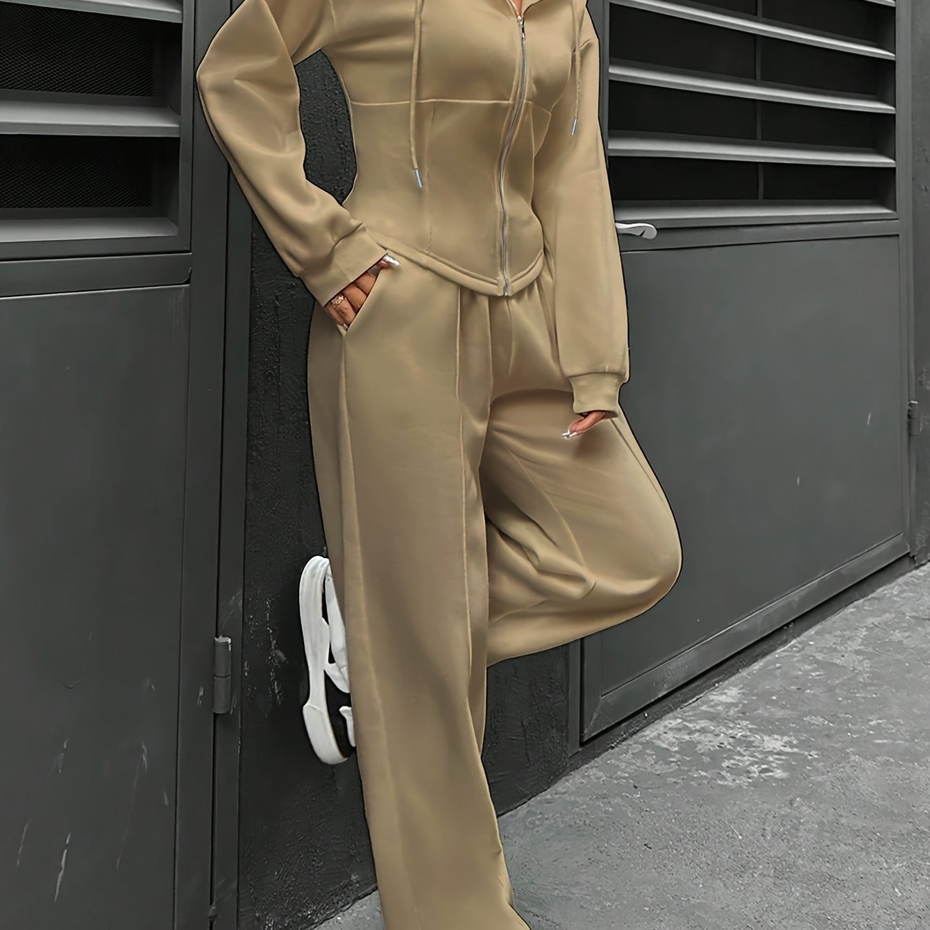 Stylish polyester tracksuit set with hood, drawstring, and zipper details – versatile knit pantsuit for all seasons