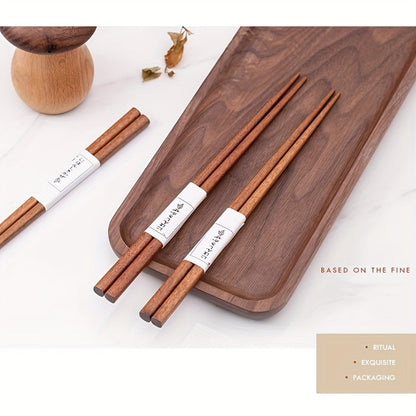 5 pairs of natural wood chopsticks, high-end anti-slip solid wood chopsticks for household use. Traditional Chinese tableware.