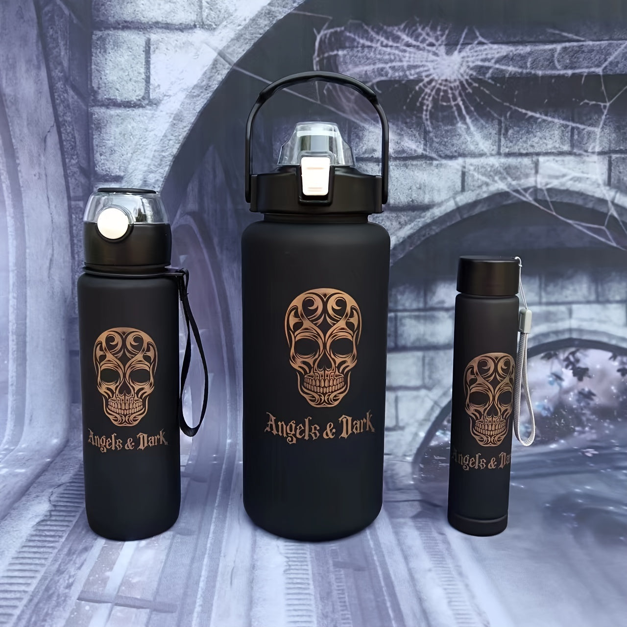 "Angels & Dark Skull" suv idishlari 300ml, 700ml va 2000ml o'lchamlarida: Mustahkam, Suv o'tkazmaydigan, Ofis, Maktab, Sport zalida va Tashqarida foydalanish uchun zamonaviy.