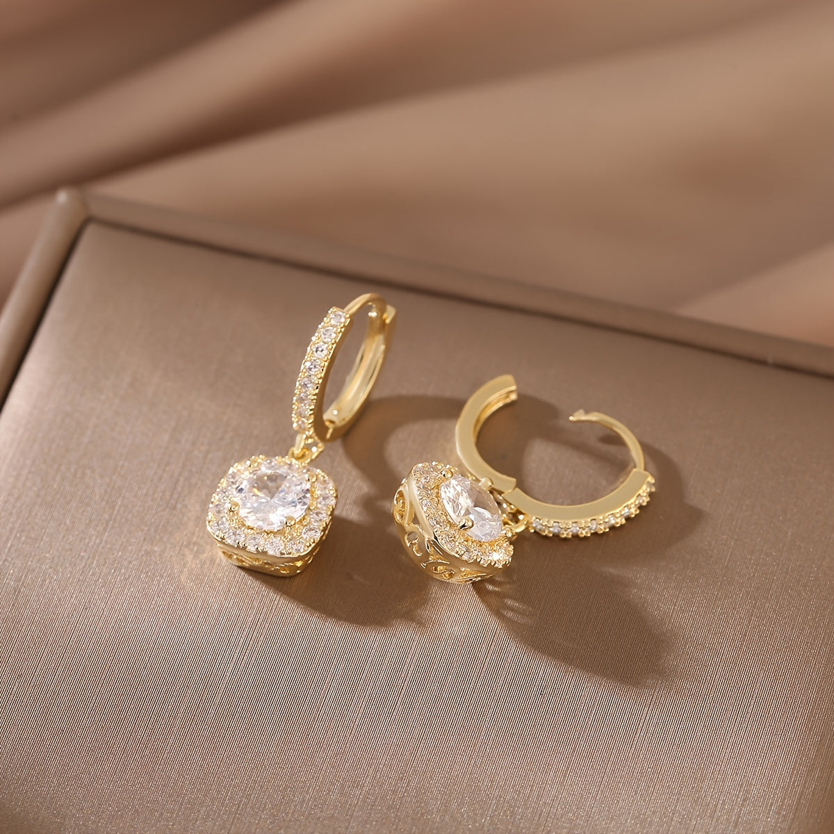 Luxurious and elegant, these 925 sterling silver Moissanite drop earrings are perfect for women on all occasions. With a gold plating and 6.5mm size, they are the perfect accessory for daily wear or special events such as weddings, parties, banquets